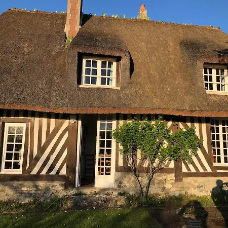 Chaumiere Normande, Les Pommiers Proches De La *