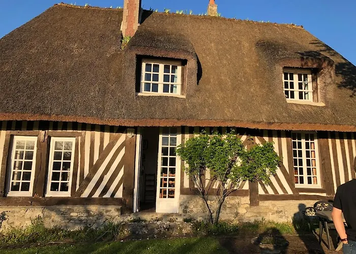 Chaumiere Normande, Les Pommiers Proches De La *