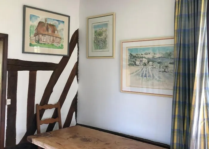 Chaumière Normande, Les Pommiers Proches De La *